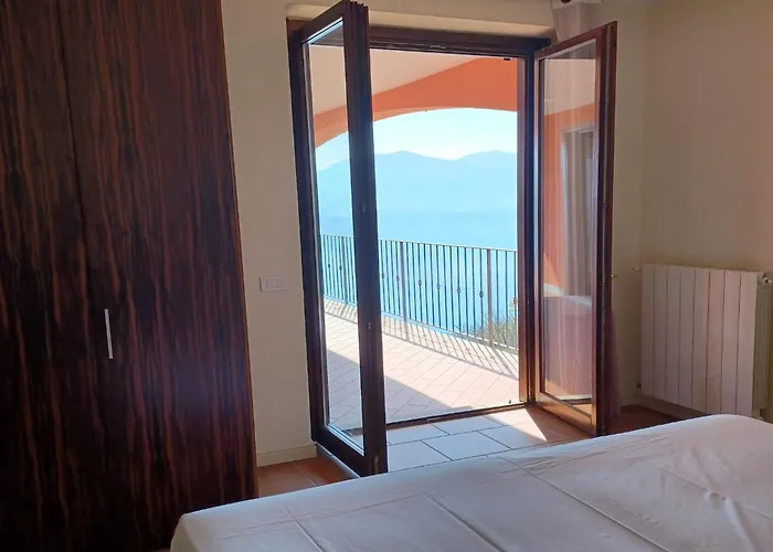 In With Maggiore Views